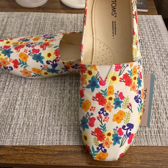 NWT Toms floral 8.5 - Picture 2 of 7